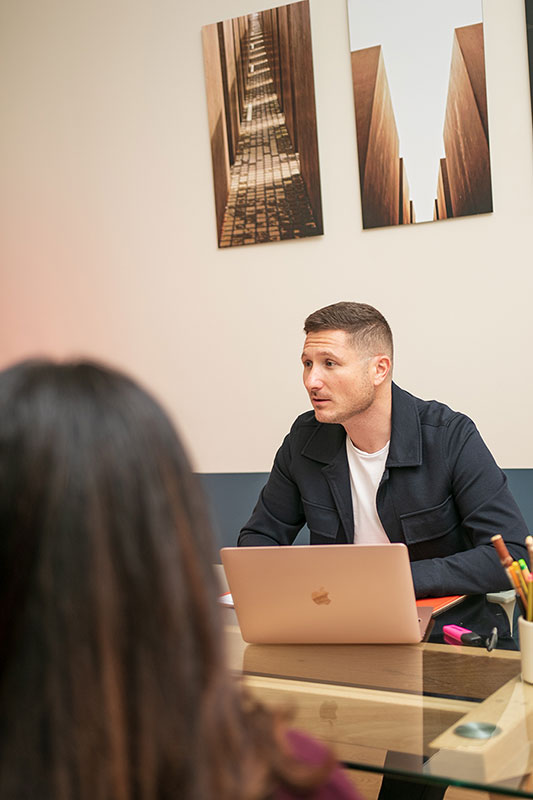 Maître Muratet, avocat à Albi, Tarn, accompagnant un client dans la création de sa société